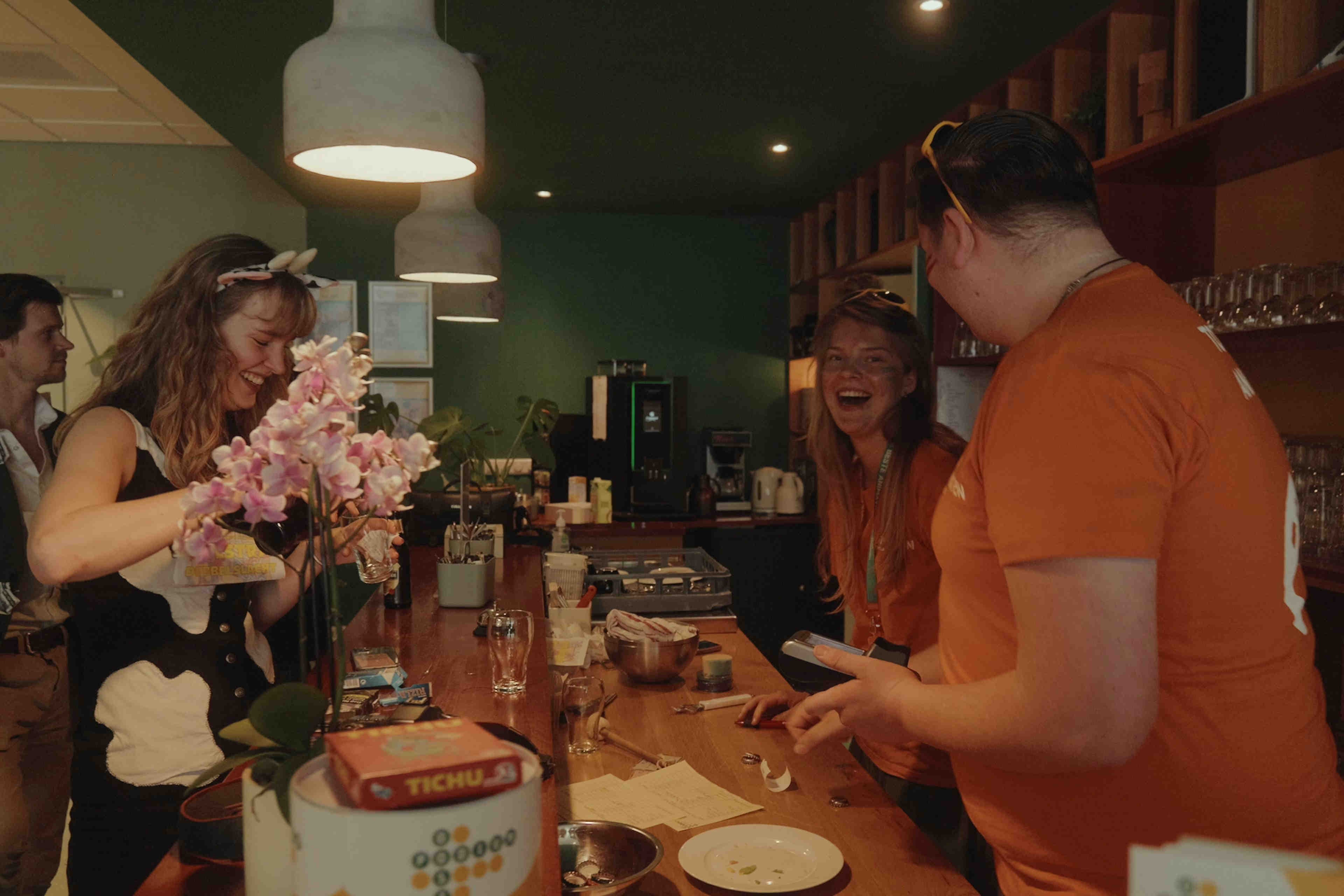 Onze crew bij de bar