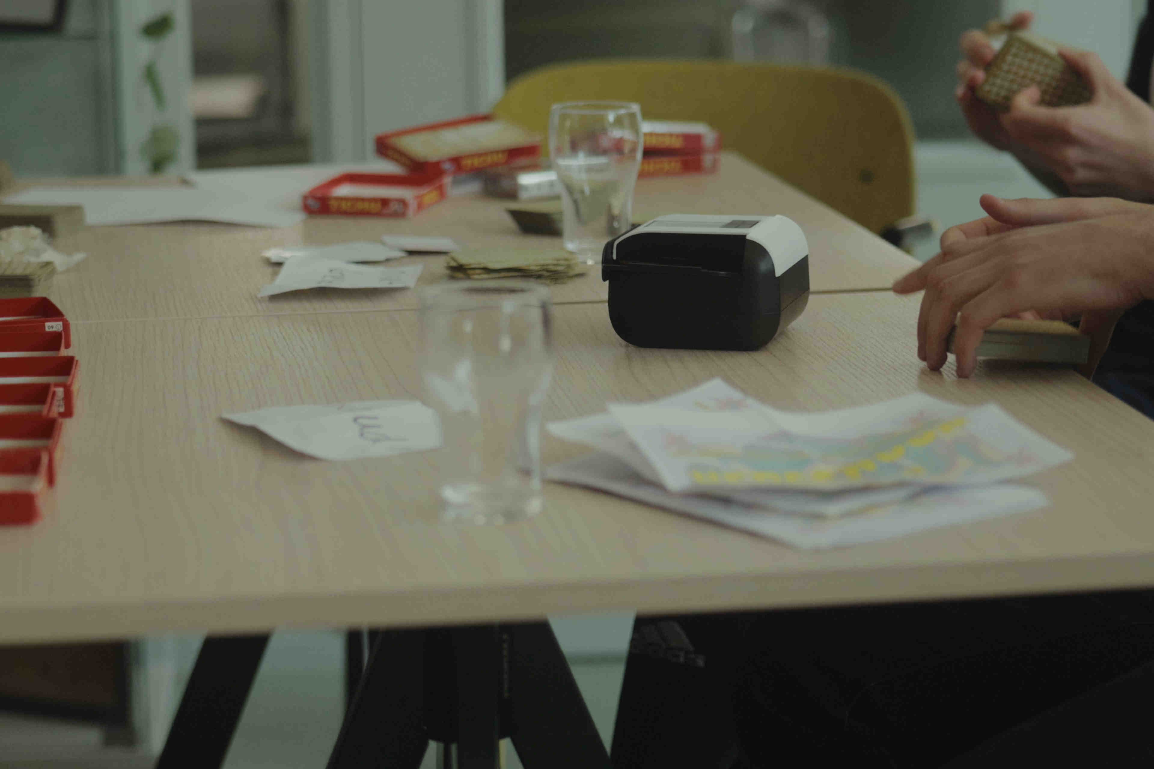 Er liggen altijd geschudde kaarten en een schudmachine klaar.